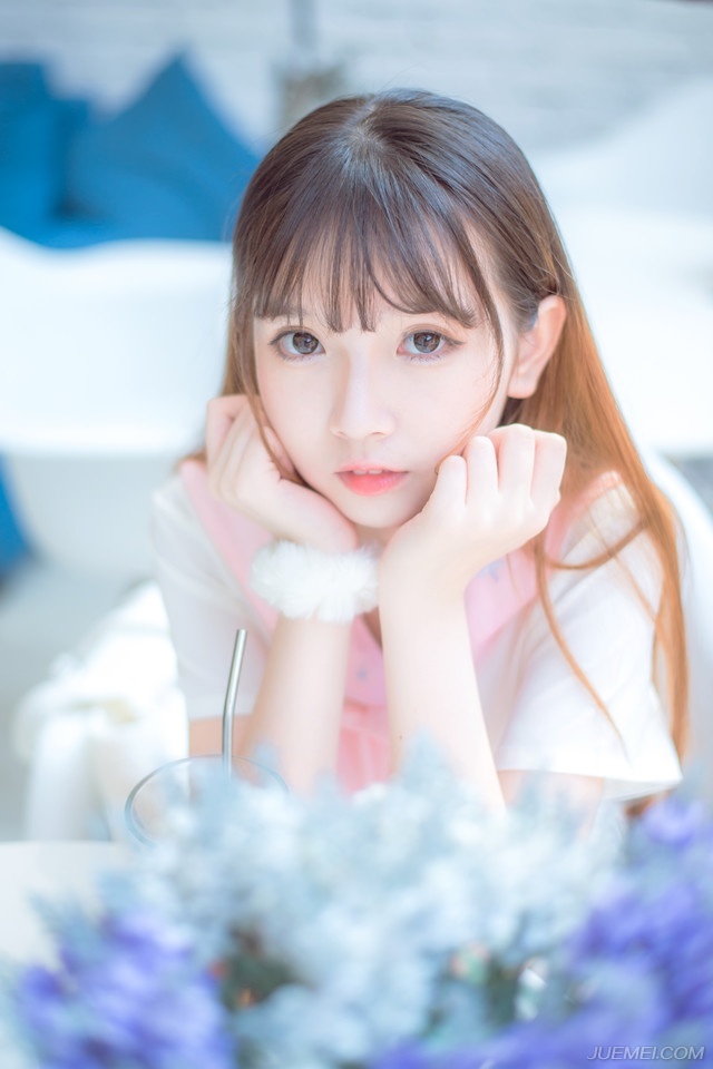 “比之刘璋如何？”庞统没有回答，而是反看向此人，微笑道。